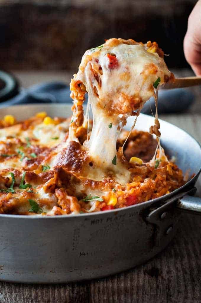 One Pot Chicken Enchilada Rice Casserole - the flavours of chicken enchilada, in a rice casserole, all made in ONE POT on the stove!