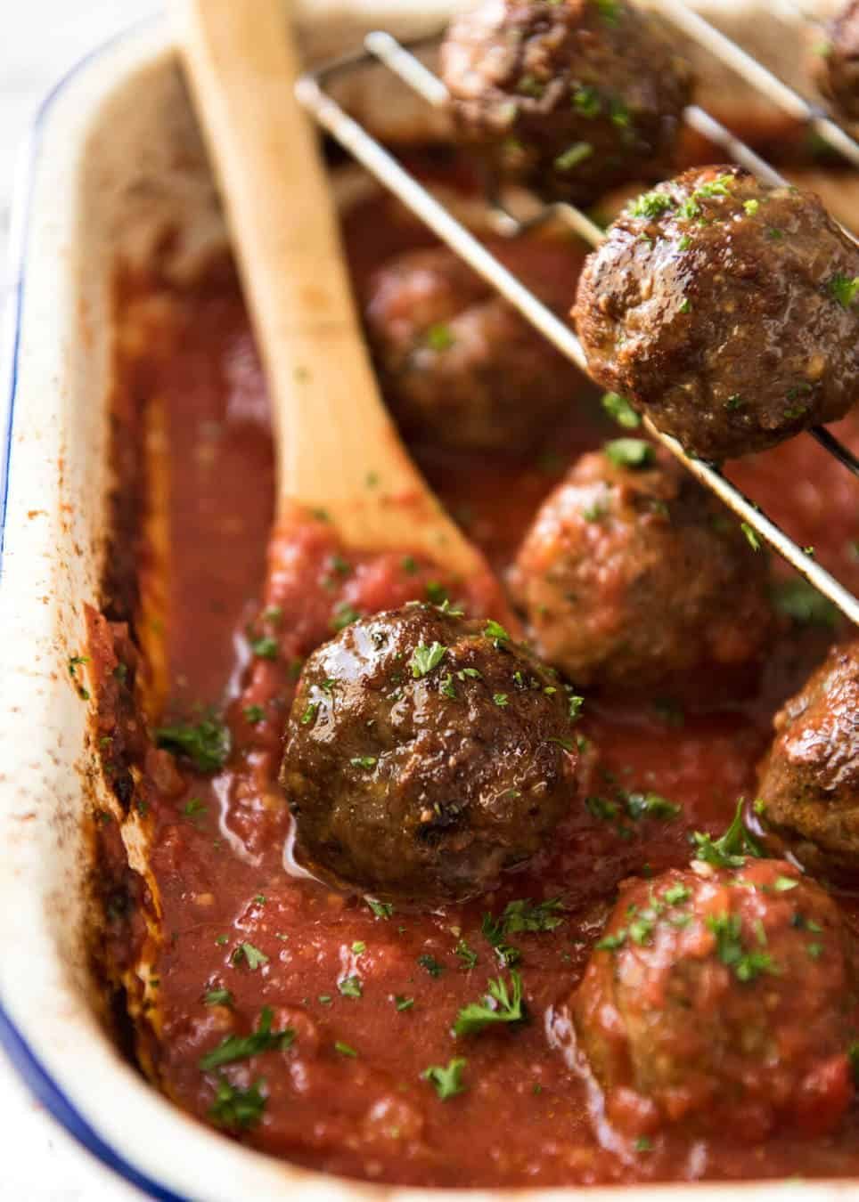 Both the Oven Baked Italian Meatballs AND sauce are made entirely in the oven! The meatballs are extra soft and juicy, and tomato sauce fantastic for pouring over pasta. www.recipetineats.com
