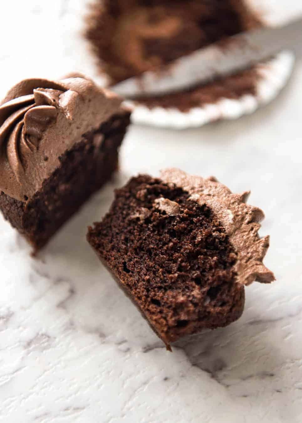 No stand mixer required to make the Best EASY Chocolate Cupcakes. Moist, deeply chocolatey with a tender crumb, these are unbelievably fast & easy. www.recipetineats.com