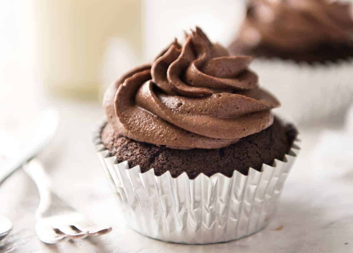 No stand mixer required to make the Best EASY Chocolate Cupcakes. Moist, deeply chocolatey with a tender crumb, these are unbelievably fast & easy. www.recipetineats.com