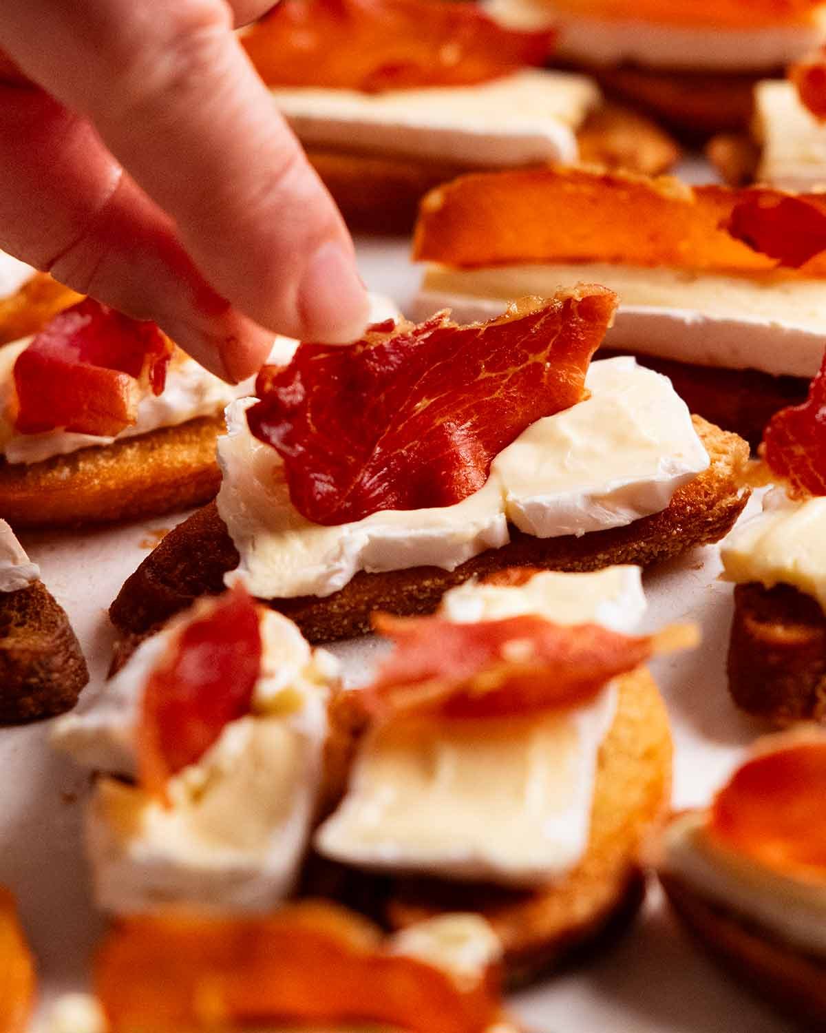 Maple crisp brie bites